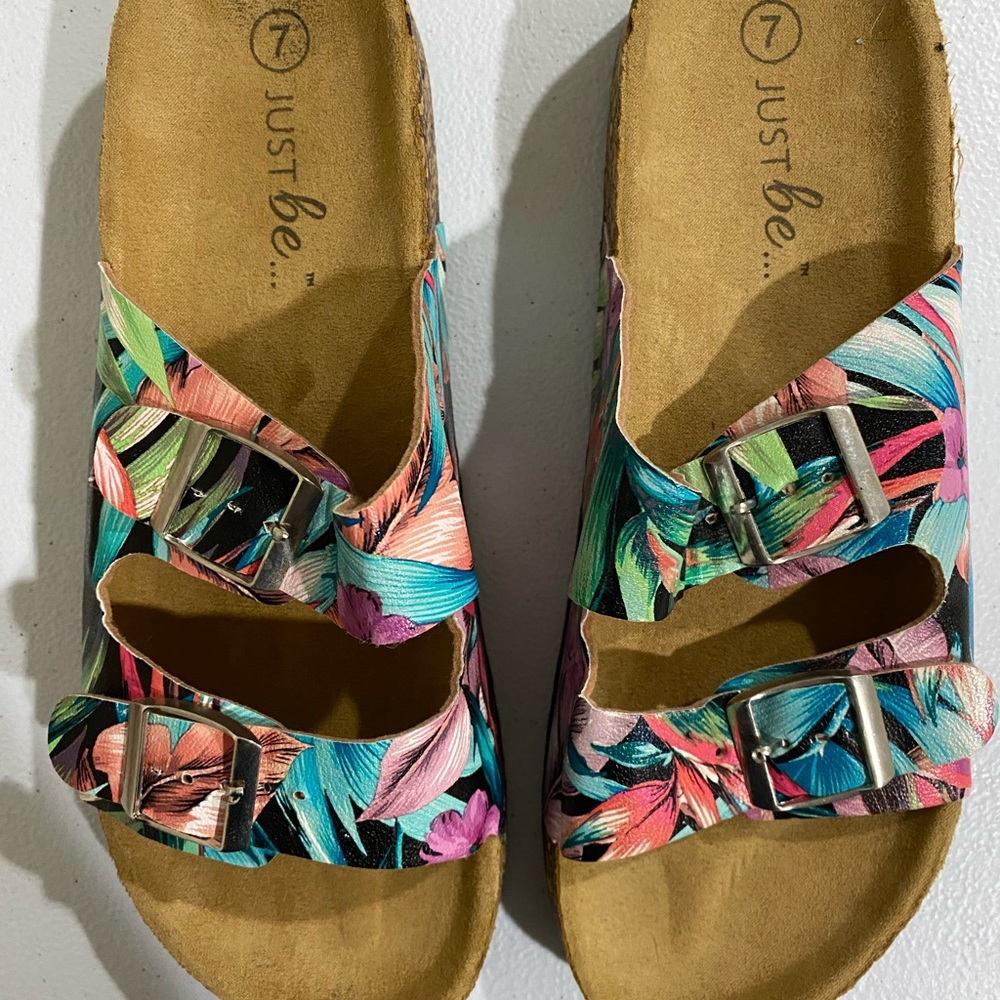 Sandals size 7, brand new, never worn